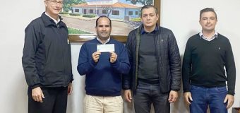 Entrega de un importante aporte destinado a la reparación del vallado de protección para el público de la cancha del Colegio Monseñor Juan Wiesen.